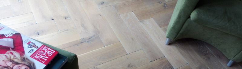 De dikte van houten vloeren kan verschillen, maar bij een massieve houten vloeren is dit vaak 2cm, bij multiplanken echter begint het met 12mm en eindigt bij 20mm.